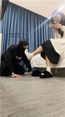 沐沐大大毛拖鞋配白袜玩虐家奴 JS250114-28