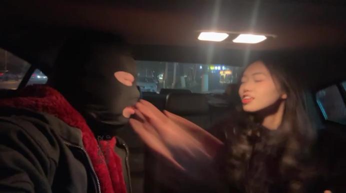 【爱秀套图】【素人挖掘机】路边开发车内调-运动鞋白袜JS250114-21