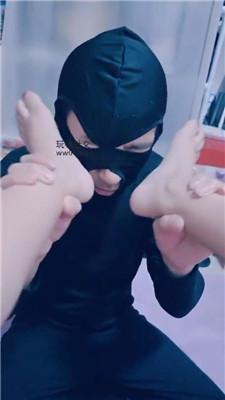 朝朝近距离-酸臭裸足蹂躏狗脸下 JS250114-24