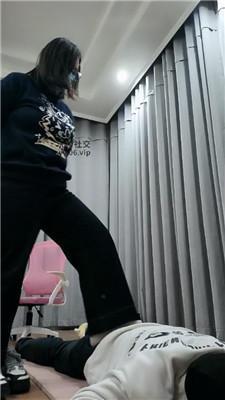 拽拽骑马鞭打/白袜脚踩虐 JS250116-11