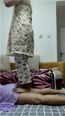 高兴儿美足美腿踩闺蜜奴 JS250120-30