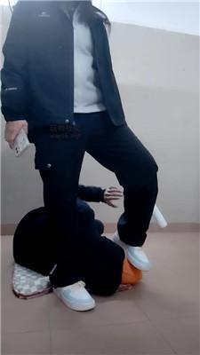 奇了怪了脏空军一号白袜连环踢踹虐打 JS250120-10