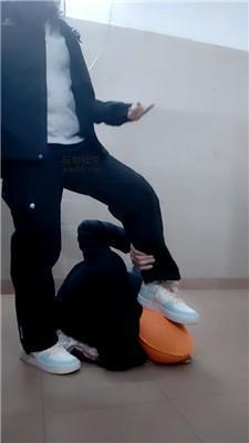 奇了怪了脏空军一号白袜连环踢踹虐打 JS250120-10