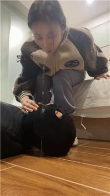 【爱秀套图】【白兔】跪舔脏小白鞋黑棉袜/赏赐圣水吃烟灰JS250118-20