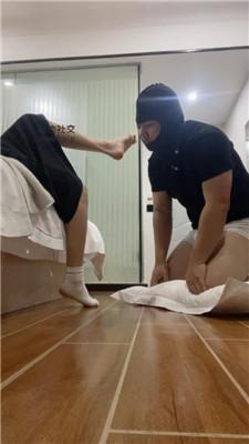 沐沐大大磕头求主人用麦昆白袜虐/烟烫 JS250118-19