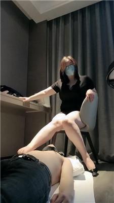 拽拽高跟裸足踩虐家奴才 bf49845