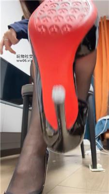 小渔情侣没用的废物几把狗儿子爬进来    250202-6