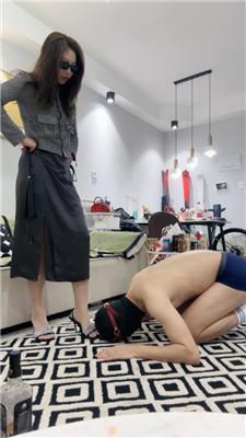 jenn重度鞭打-脚深喉-抽耳光掐乳双视角版 JS250214-17