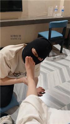 小凤梨磕头求舔主人的脏臭脚 JS250214-20