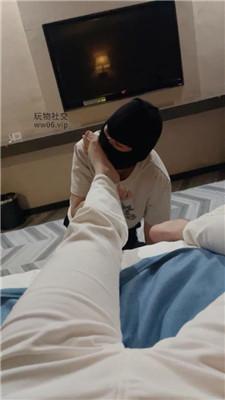 小凤梨磕头求舔主人的脏臭脚 JS250214-20