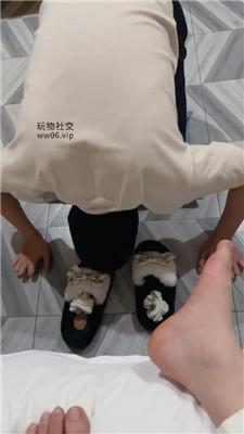小凤梨磕头求舔主人的脏臭脚 JS250214-20