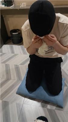 小凤梨磕头求舔主人的脏臭脚 JS250214-20