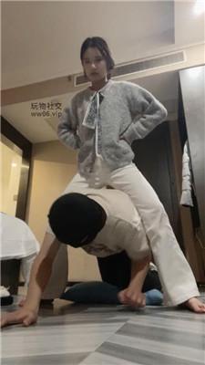 小凤梨磕头求舔主人的脏臭脚 JS250214-20