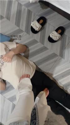 小凤梨磕头求舔主人的脏臭脚 JS250214-20