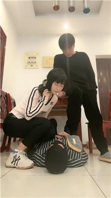 思迁情侣桌底视角-伺候情侣主 bf50271