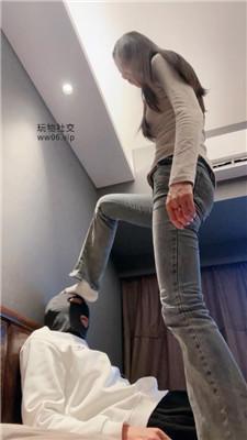 猴歌牛仔裤坐脸窒息/白袜脚踩虐 bf50018