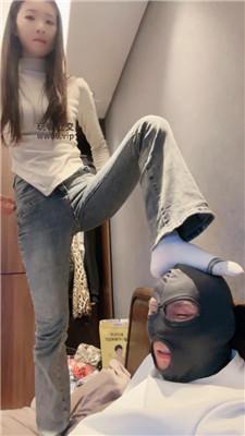 猴歌牛仔裤坐脸窒息/白袜脚踩虐 bf50018