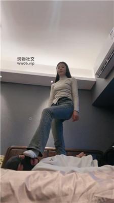猴歌牛仔裤坐脸窒息/白袜脚踩虐 bf50018