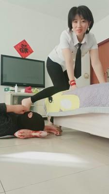 【爱秀套图】【你的女王驾到】狗舌清理脏鞋底-裸足狂舔bf50041