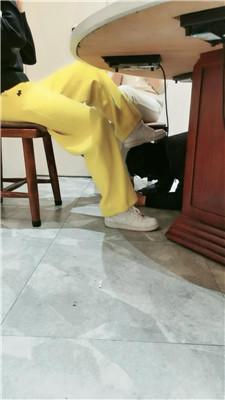 【爱秀套图】【乔伊】双S-餐桌底下踩奴隶【双视角版】bf50035