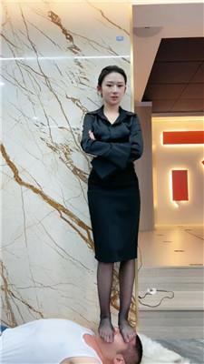 麋鹿银儿素人女神高跟踩/踢裆/美丽骑马 bf50815