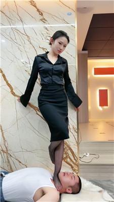 麋鹿银儿素人女神高跟踩/踢裆/美丽骑马 bf50815