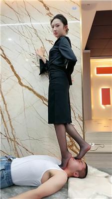 麋鹿银儿素人女神高跟踩/踢裆/美丽骑马 bf50815