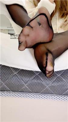 【爱秀套图】【女神mio】黑丝足你250220-13