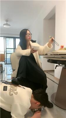 薇薇奶狗男友下跪伺候吃饭 bf50531