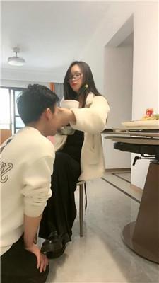 薇薇奶狗男友下跪伺候吃饭 bf50531