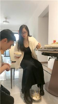薇薇奶狗男友下跪伺候吃饭 bf50531