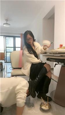 薇薇奶狗男友下跪伺候吃饭 bf50531