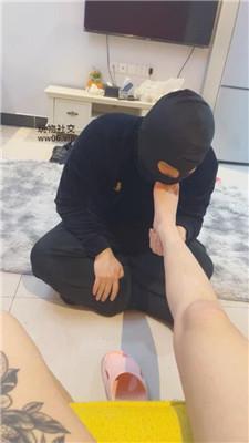 小凤梨磕头求做纹身小妹的脚奴 JS250220-32