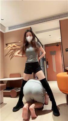 御妍落后员工踢裆踩踏惩罚 bf50545