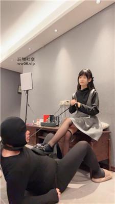 【爱秀套图】【素人挖掘机】可爱小主皮鞋黑丝虐绿奴bf50477