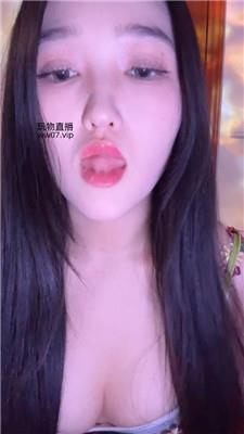 鹿允儿口水盯    250227-14