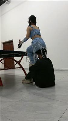 【爱秀套图】【薇薇】户外脏小白鞋踩人体家具JS250305-24