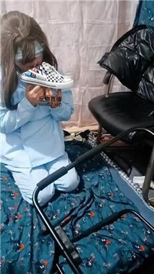 伪娘和人妻蓬头垢面的狗喜欢舔脏鞋臭脚下JS250303-17