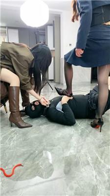 麋鹿银儿生化危机版踢虐裆 bf50948