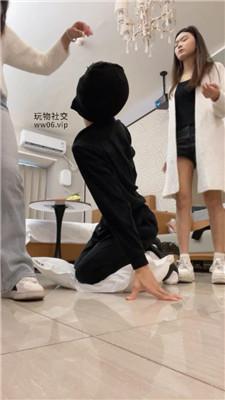 小凤梨双S-小白鞋白袜轮流踢踹虐打 JS250112-54