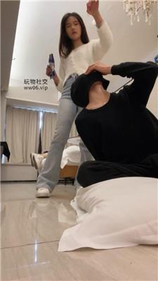 小凤梨双S-小白鞋白袜轮流踢踹虐打 JS250112-54