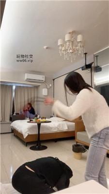 小凤梨双S-小白鞋白袜轮流踢踹虐打 JS250112-54