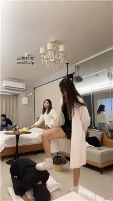 小凤梨双S-小白鞋白袜轮流踢踹虐打 JS250112-54