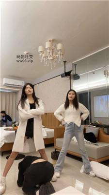 小凤梨双S-小白鞋白袜轮流踢踹虐打 JS250112-54