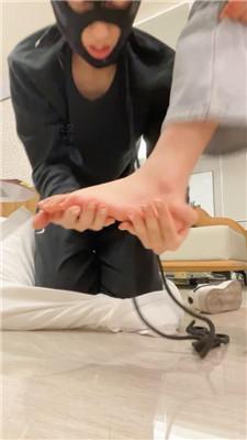 小凤梨双S-小白鞋白袜轮流踢踹虐打 JS250112-54