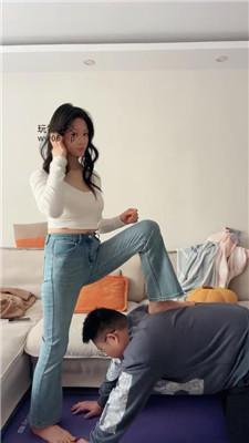 【爱秀套图】【埋汰】牛仔裤女神玉足蹂躏bf49315