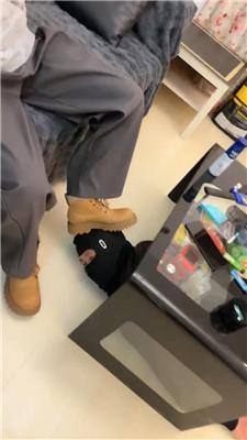 【爱秀套图】【Da猫】素人S-马丁靴踩/脚喂食【双视角版】JS250302-21