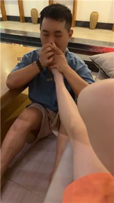 艾斯水疗中心大厅公开恋足舔 bf49286