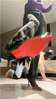 琳达长靴黑丝脚深喉/鞭打/抽耳光 bf49287