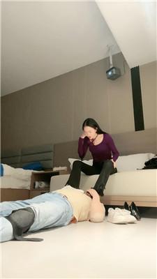 琳达长靴黑丝脚深喉/鞭打/抽耳光 bf49287